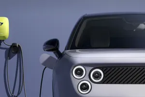 Indignante. Este coche eléctrico cuesta 30.000 €, pero te hacen pagar por algo que debería ser obligatorio