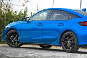 Como un Toyota Corolla pero más potente y, con un fiable motor híbrido japonés y 3.150 € de descuento, es una compra acertada