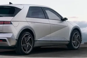 Más barato y grande que el Skoda Karoq, hace 440 km sin gastar gasolina y con 15.200 € de descuento