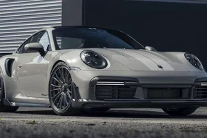 Gunther Werks firma un 911 Turbo S espectacular, con un carbono que parece normal… pero no lo es