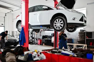 La reforma de la jornada laboral del Gobierno pone en jaque a miles de talleres de coches