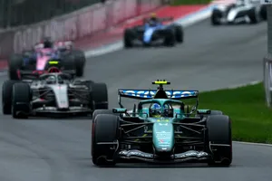 De la Rosa retrata el calvario de Alonso: “Se juega el pellejo para adelantar, lleva un coche 20 km/h más lento”