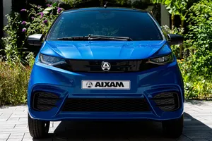 Aixam pone al día sus coches sin carnet con la nueva gama S10-2: diseño renovado, más tecnología y versiones diésel y eléctricas