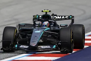 Antonelli resiste las acometidas de McLaren, en otro día anónimo para los españoles