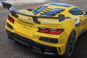 El Chevrolet Corvette ZR1 tiene más de 1.000 CV, pero su alerón trasero está dañando la carrocería