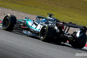 Russell resiste el empuje de un sensacional Hamilton; Leclerc la lía y Alonso ve cortada su histórica racha