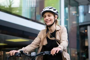 La DGT estrena nuevas normas que nos afectan a todos: casco para patinetes y ciclistas, cinturón para taxistas y más