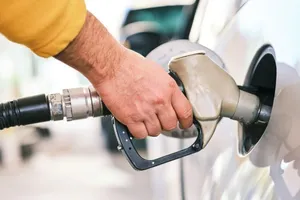 Vuelve el IVA a los carburantes: esto es lo que vas a pagar de más en cada repostaje este verano