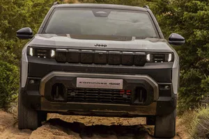 El Jeep Compass estrena dos nuevas versiones eléctricas, una con casi 700 km de autonomía