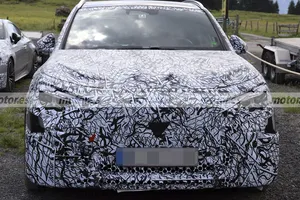 El Mercedes GLA AMG eléctrico se deja ver por los Alpes en una prueba de fuego para superar al anterior GLA 45 de gasolina
