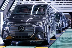 Mercedes convierte Vitoria en su fábrica eléctrica clave: arranca la producción del VLE que abre una nueva era en España
