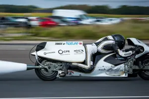 La moto más rápida del mundo no lleva batería ni depósito de gasolina y aun así roza el medio segundo de 0 a 100 km/h