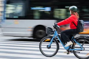 Bicicletas eléctricas en España: qué es legal, cuándo llevar casco y qué multas evitar en 2026