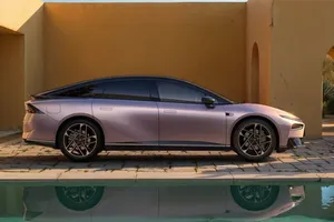Es como el Volkswagen ID.7 pero 6.000 € más barato, tiene buena autonomía y se acaba de estrenar con un gran descuento