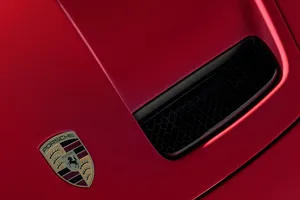 Porsche no quiere abandonar la combustión y está creando un sistema que puede funcionar como eléctrico, híbrido o gasolina