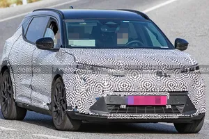 Renault no se rinde con el Scenic eléctrico, la renovación que decidirá su futuro ya se deja ver en pruebas