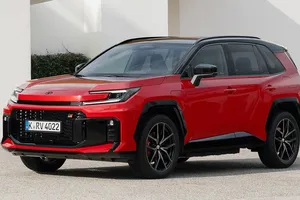 Es el Toyota RAV4 que vale más de 50.000 € y, sin embargo, el que debes comprar: por qué la versión GR Sport es la mejor elección