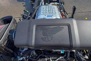777 CV y aspecto de abejorro: así reaparece el mejor motor V8 de Stellantis