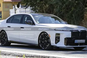 El BMW Serie 7 sorprende con un nuevo M760 de gasolina, estas fotos espía revelan el regreso del V8 más puro