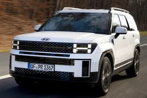 El Hyundai Santa Fe 2027 cambia justo donde más duele, menos opciones y una fuerte subida de precio en Europa