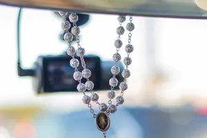 La DGT compara la medalla de la Virgen con la baliza V16 en un anuncio: «Está muy bien que te dé seguridad, pero…»