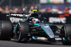 Antonelli le arrebata la Sprint a Hamilton y ambos golpean a Russell en su casa