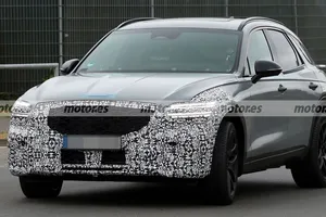El nuevo Genesis GV70 Hybrid se deja ver sin camuflaje y con un detalle que cambia por completo su imagen