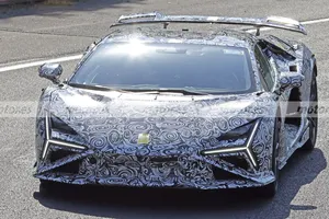 El Lamborghini Revuelto SV destapa sus grandes cambios antes de debutar, estas fotos espía en Nürburgring lo revelan casi todo