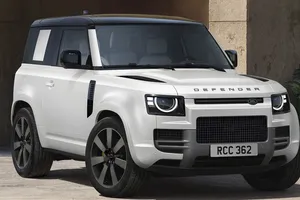 El Land Rover Defender 2028 estrena un nuevo acabado, un motor de gasolina y el OCTA pierde casi 100 CV