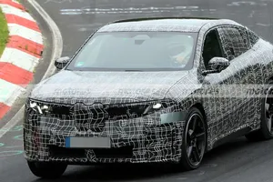 El BMW iX4 2027 se deja ver al máximo en Nürburgring y confirma que será mucho más que un iX3 con otra carrocería