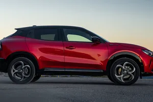 Solo gasta 4,8 litros y rinde 145 CV, este SUV con 4.000 € de rebaja es la mejor alternativa al Lexus LBX y también es ECO