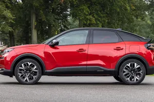 El SEAT León de Dacia existe, se fabrica en España, tiene diseño a lo Stepway y, con 8.200 € de descuento, es el mejor anti-SUV barato