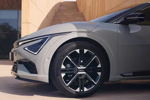 Este KIA es un gran olvidado pero, con 8.700 € de rebaja y 580 km de autonomía, supera al MGS6 y planta cara a BYD