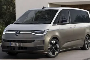 El Volkswagen Multivan 2027 anuncia sus primeros precios en Europa, así queda el renovado monovolumen alemán