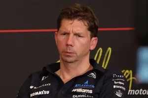 Vowles culpa a Alonso del toque de Sainz con Piastri: «Debería haber cedido la posición antes que Carlos»