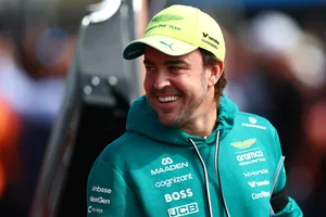 Aston Martin hace sonreír a Fernando Alonso; Honda le hace dudar