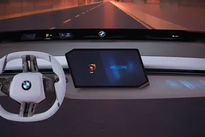 BMW tiene claro por qué están desapareciendo los botones de sus coches: si tienes menos de 45 años, te señala a ti