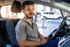 Si tu coche tiene estas letras en la matrícula, te toca pasar la primera ITV antes de final de año (y ojo al nuevo control de baterías)