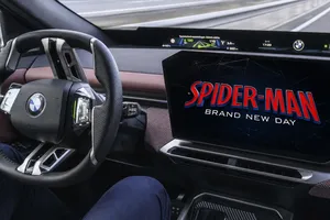 Comprar un BMW ya no te libra de la publicidad: Spider-Man llega hasta la pantalla central