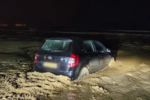 El GPS le prometió un camino y acabó en plena playa: un coche queda atrapado de madrugada en Gales