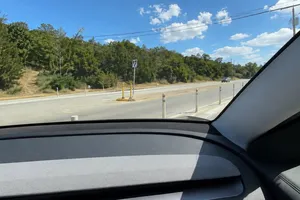 El Robotaxi de Tesla tropieza con su propio discurso: semanas después del «impecable», acaba contra unos bolardos