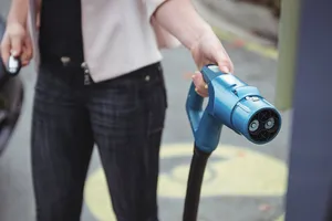 No es solo enchufar y esperar: estos errores al cargar un coche eléctrico pueden acabar costándote dinero