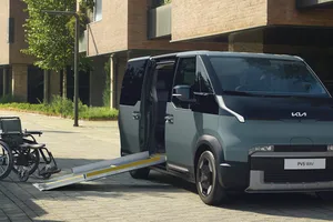 El KIA PV5 WAV hace de fábrica lo que muchos fabricantes dejan en manos de talleres especializados