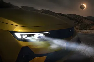 La DGT avisa a los conductores por el eclipse solar: no confíes en las luces automáticas de tu coche