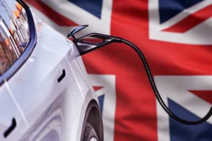 La fecha que parecía intocable se mueve: Reino Unido abre la puerta a cambiar su plan para los coches eléctricos