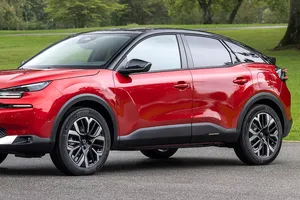 Con 7.800 € de descuento y etiqueta ECO, este compacto con aspecto de SUV es el coche que planta cara a los chinos