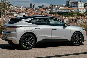 La alternativa francesa al BMW Serie 1 y Audi A3 baja de precio, tiene etiqueta ECO y su motor híbrido gasta como un diésel