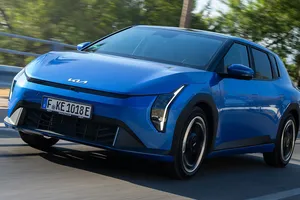 625 km de autonomía y 9.000 € de descuento: el KIA EV4 pone contra las cuerdas al BYD Dolphin con su precio de derribo