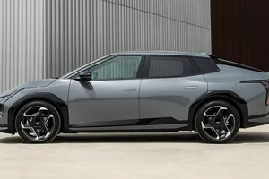 KIA tiene su propio Peugeot E-408 que cuesta 4.600 € menos, tiene más autonomía y mejor maletero