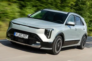 El Toyota C-HR, mira por el retrovisor: el nuevo KIA Niro llega con 10.100 € de rebaja y menor consumo